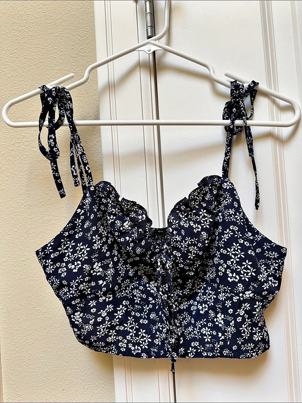 SHEIN Floral Tie Strap Crop Top in Blue & White